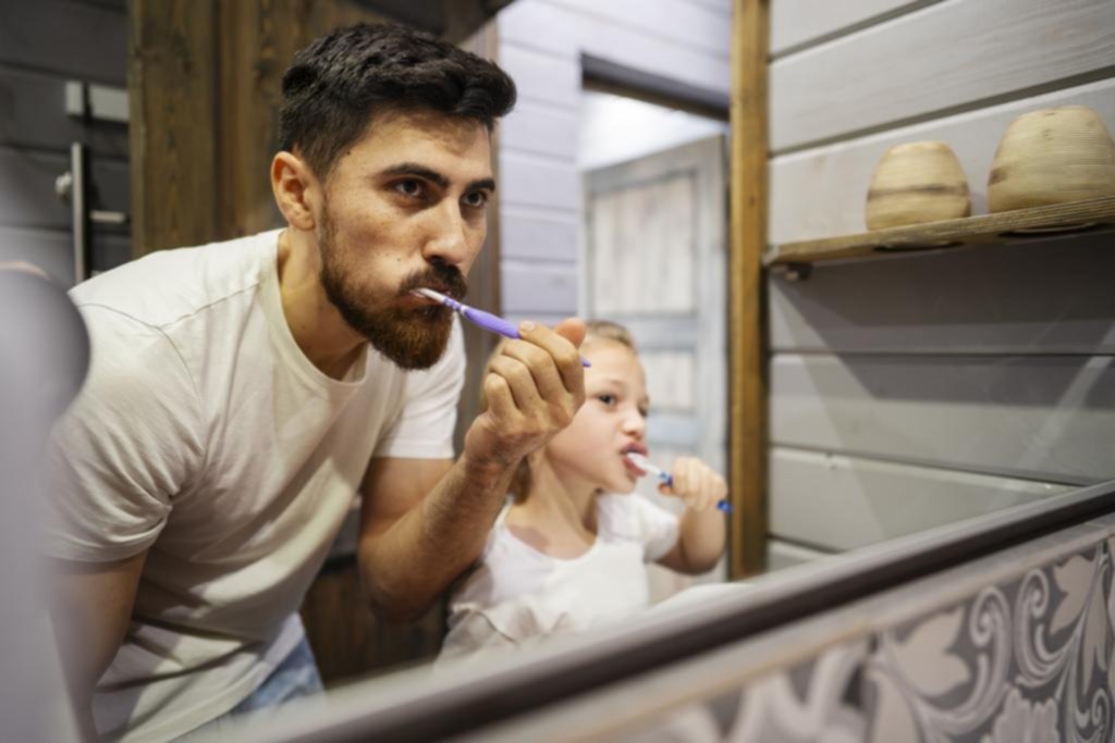 Te lavás mal los dientes: sin pasta, hilo dental y la técnica del cepillo