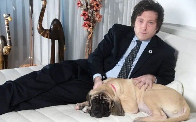 Sorpresa: Javier Milei apareció con su perro Conan en un streaming solidario