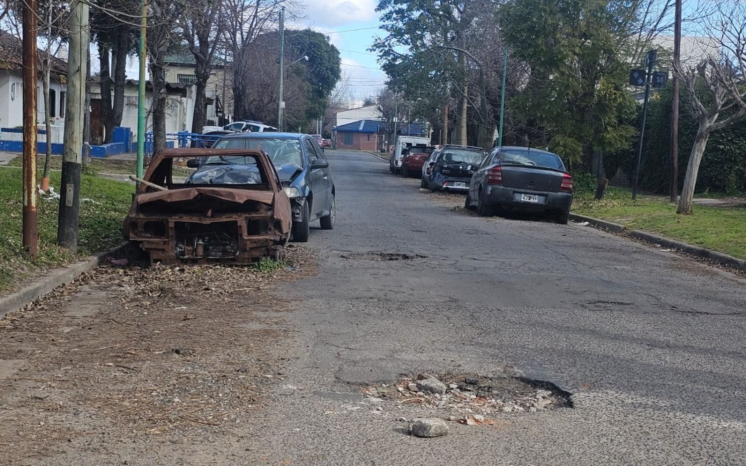 Malestar en Tolosa por un "cementerio de autos" en el frente de una dependencia policial