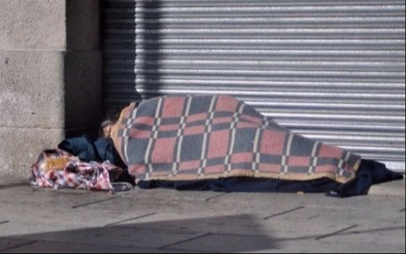 En la noche más fría del año, refuerzan la asistencia a personas en situación de calle