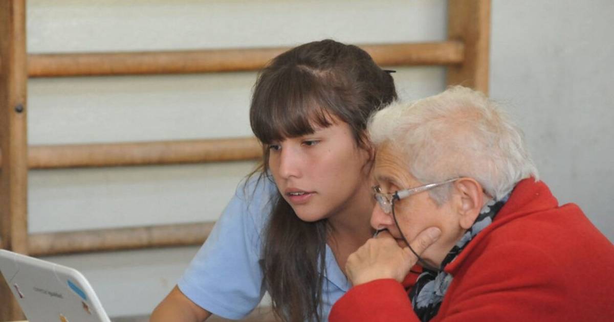 El texto viral que expone una realidad: las barreras tecnológicas para adultos mayores | El Dia