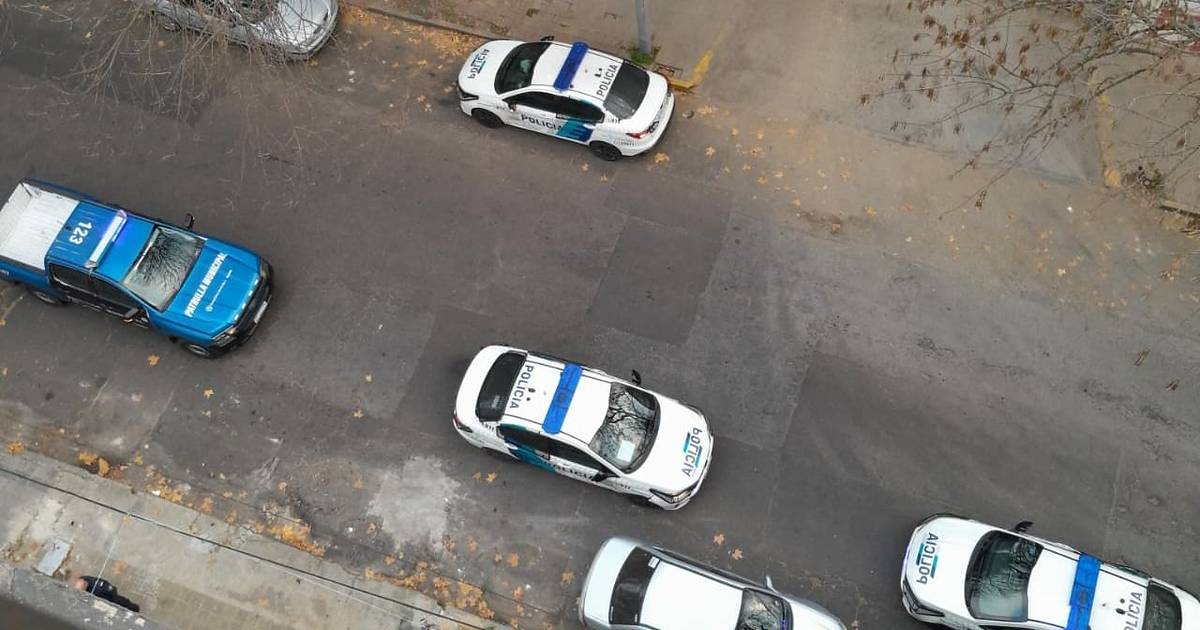 Pelea y tensión en La Plata: importante operativo policial en 58 entre 1 y 2 | El Dia