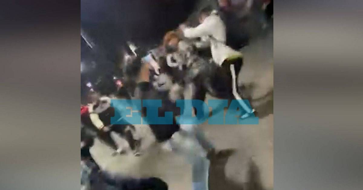 VIDEO.- Violenta pelea juvenil en 8 y 51: trompadas, patadas y corridas | El Dia
