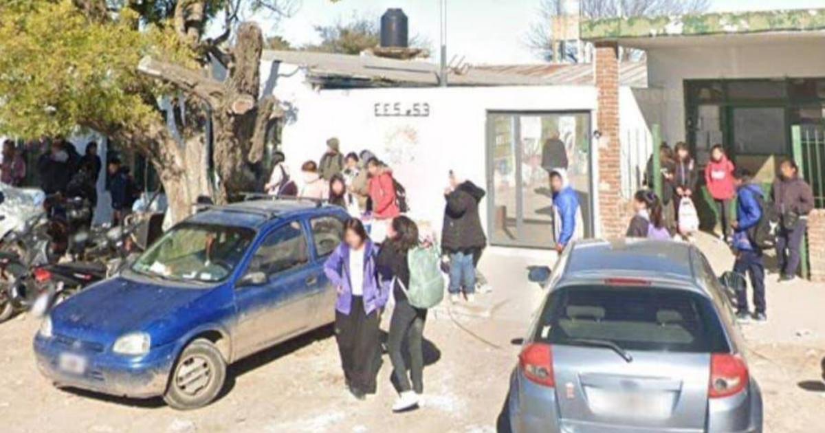 Alarma en una escuela de Los Hornos: un alumno fue armado y le apuntó a un compañero | El Dia