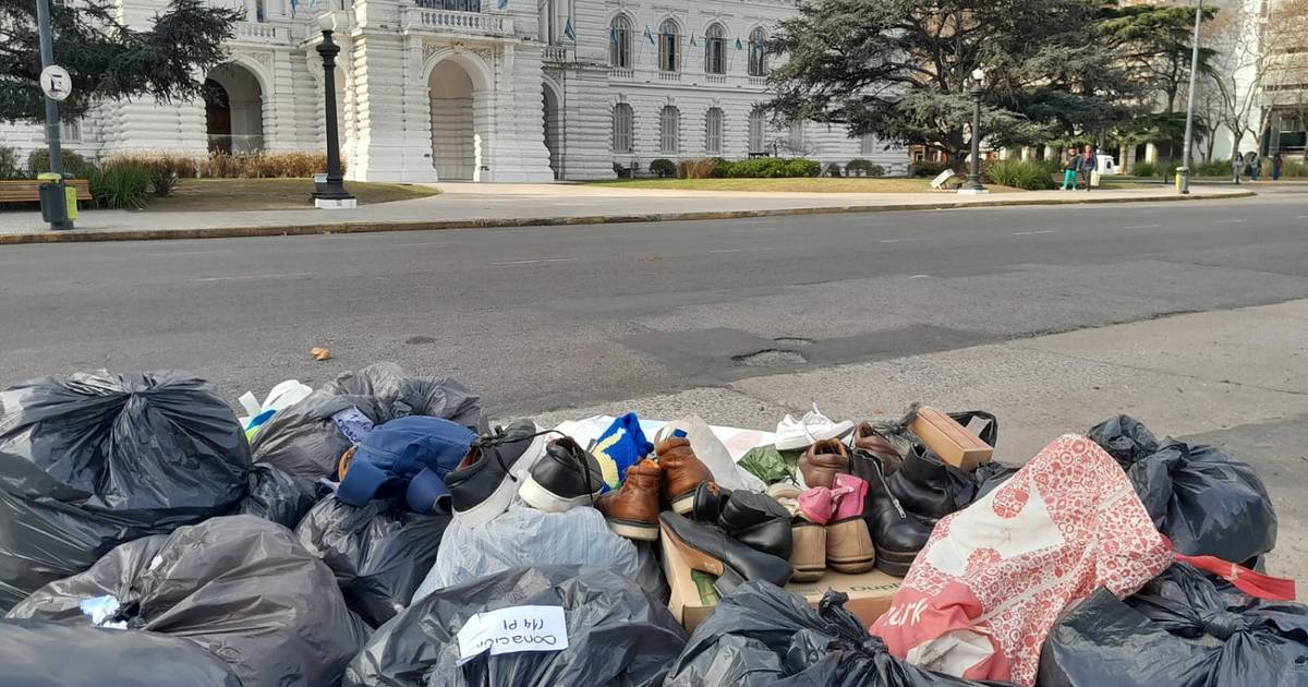 Una nueva colecta solidaria se realizará este sábado en la Plaza Moreno: cómo participar | El Dia