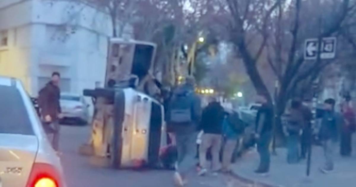 Tránsito complicado: un auto protagonizó un vuelco en pleno centro de La Plata | El Dia