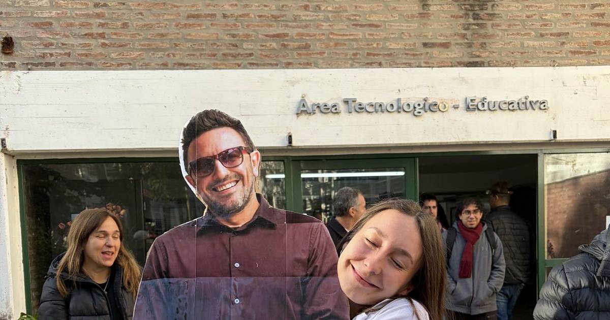 Sí te va gustar: se recibió de médica en La Plata, festejó con una gigantografía de Emi Brancciari y el cantante la felicitó | El Dia