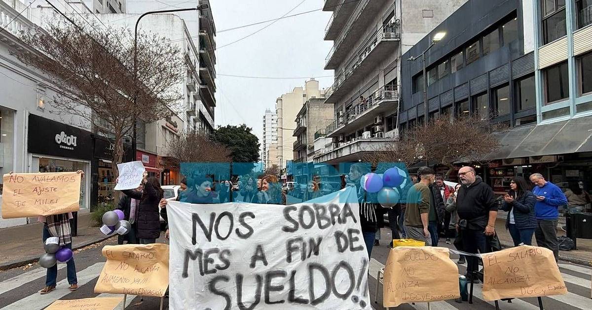 VIDEO.- Trabajadores de Educación cortan 8 y 46 por aumento salarial y el tránsito es un caos | El Dia