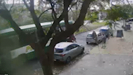 Una ciclista de La Plata estuvo al borde de ser atropellada por un micro | El Dia