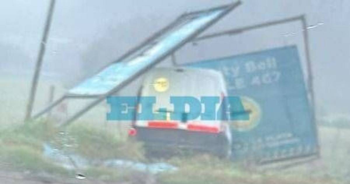 Una camioneta se despistó e impactó contra un cartel publicitario en La Plata | El Dia