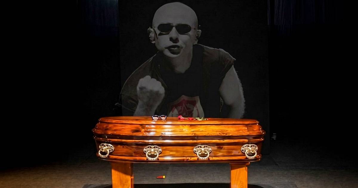 Indio Solari, último adiós: tras el aluvión de fanáticos, cerraron las puertas del velatorio en Villa Domínico | El Dia