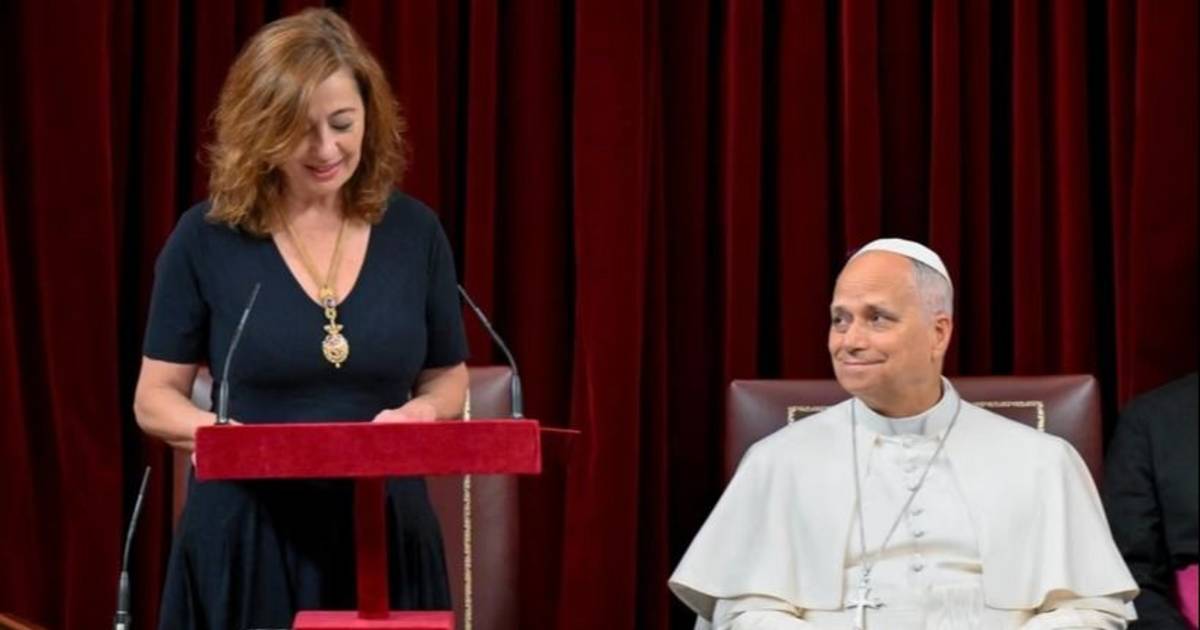 León XIV fue ovacionado en su histórica visita al Congreso de España | El Dia