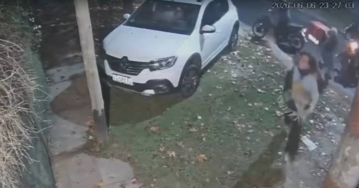 Segundos de terror en La Plata: fue arrinconada por motochorros y tiró las llaves por encima de una reja | El Dia