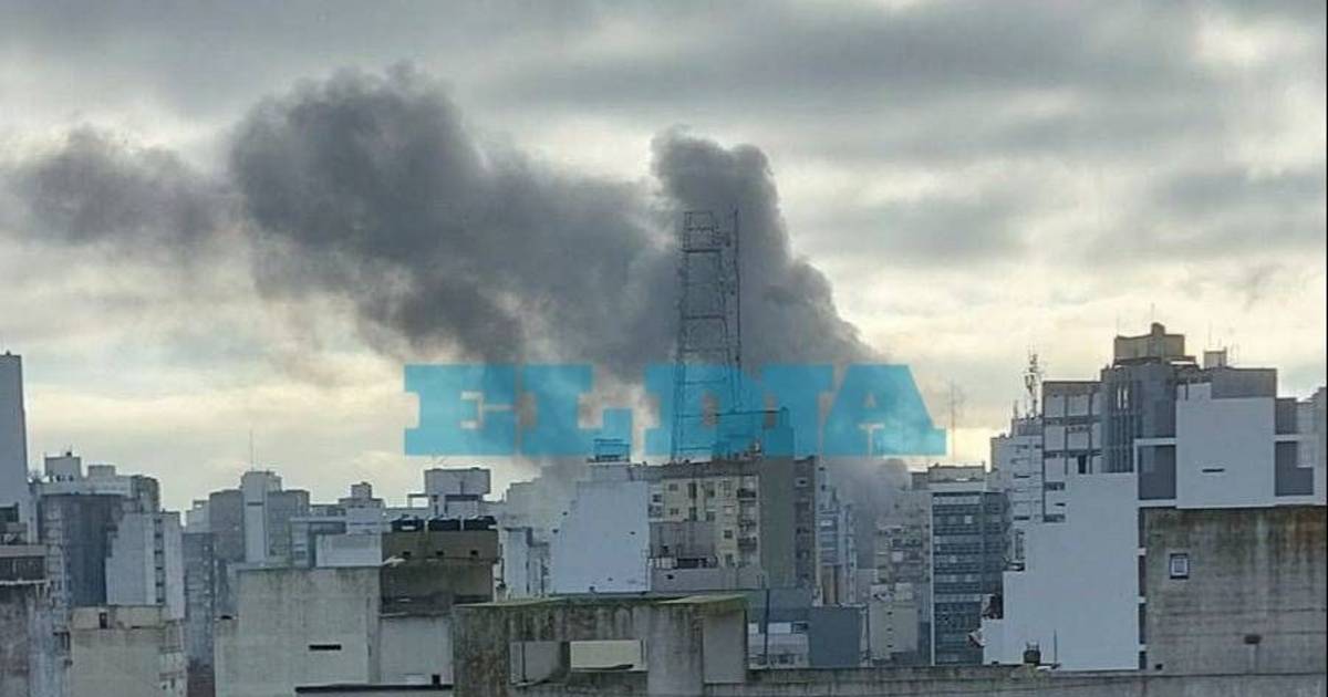 Incendio en el centro de La Plata: fuego en KFC, sirenas y mucho humo | El Dia