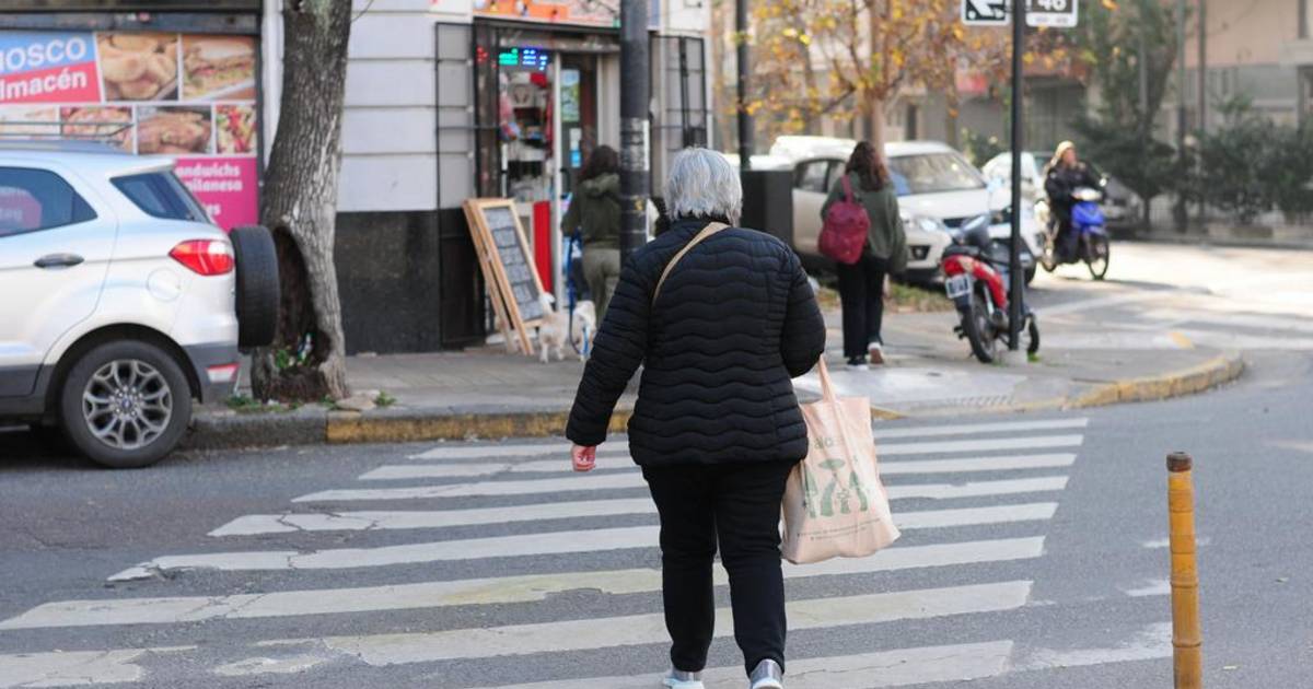 La vejez, con barreras: entre veredas rotas y exclusión digital | El Dia