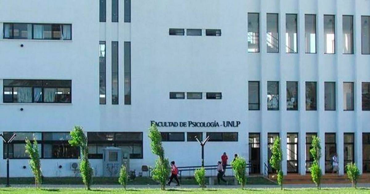 Estudiantes de la Facultad de Psicología de la UNLP despiden a una estudiante fallecida | El Dia