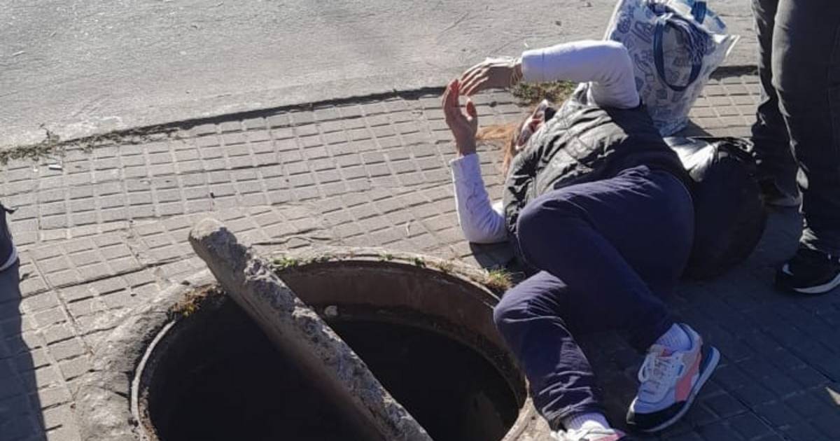 "Le cuesta respirar": una mujer se cayó en una tapa de registro en La Plata y solicitan asistencia inmediata | El Dia