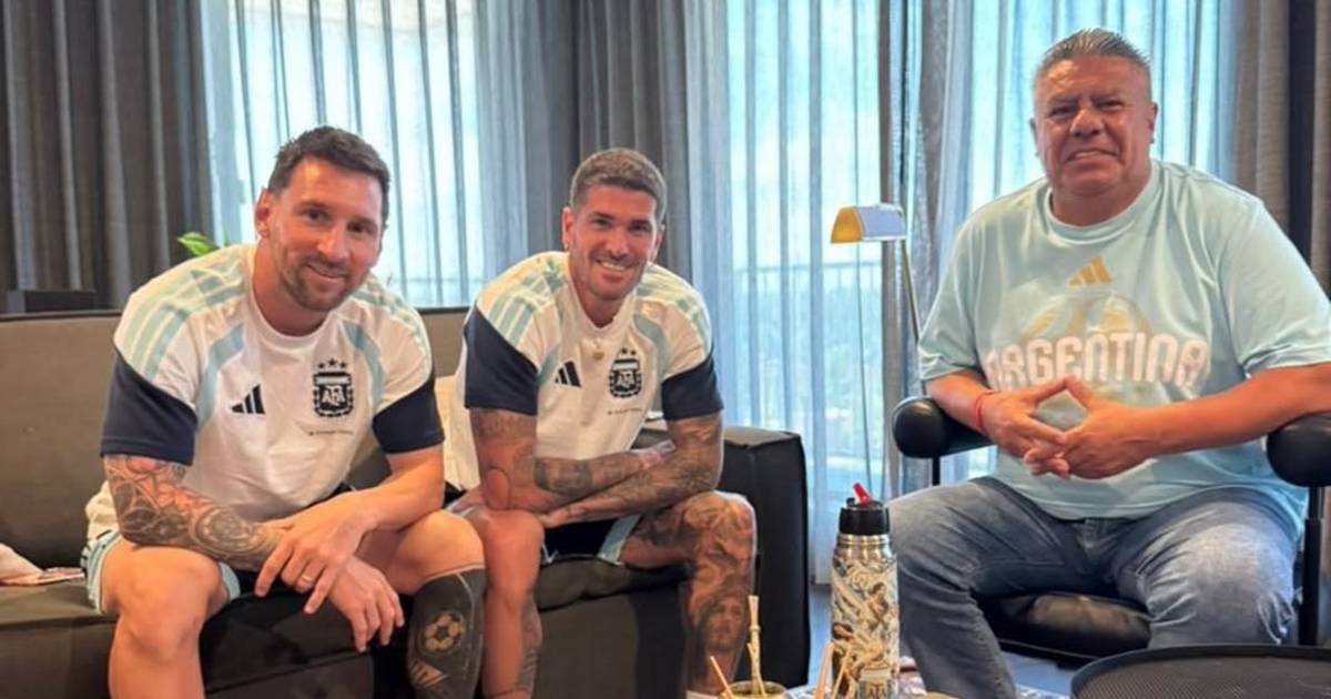 La cábala intacta: Chiqui Tapia posó con Lionel Messi y Rodrigo De Paul antes del debut frente a Argelia | El Dia