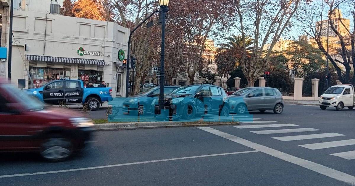 Perdió el control del auto y se incrustó contra un poste en el centro de La Plata | El Dia