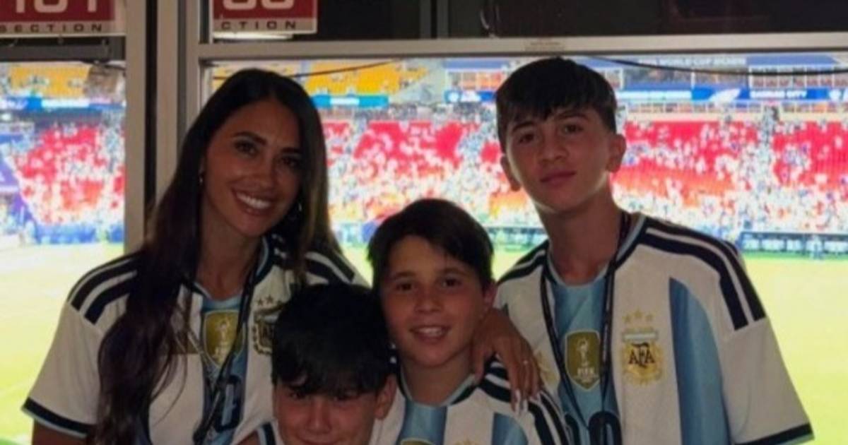 Antonela Roccuzzo fue al estadio en Kansas City con Thiago, Mateo y Ciro Messi: todos con el mismo uniforme para alentar al campeón | El Dia