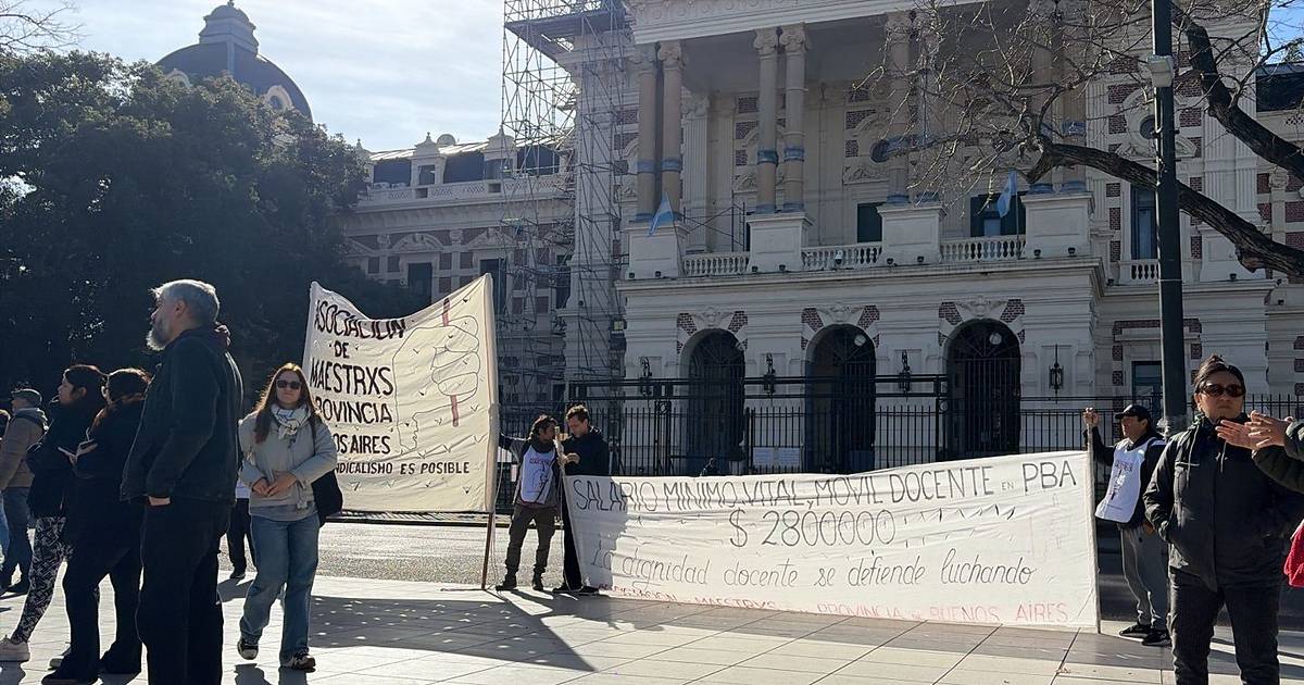 Caos de tránsito en el centro de La Plata por un piquete de docentes | El Dia