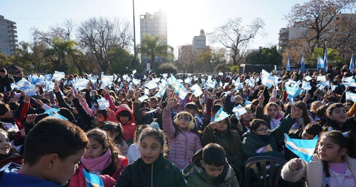 In La Plata, more than a thousand students participated in the event of the Promise of Loyalty to the Flag) 124; El Dia