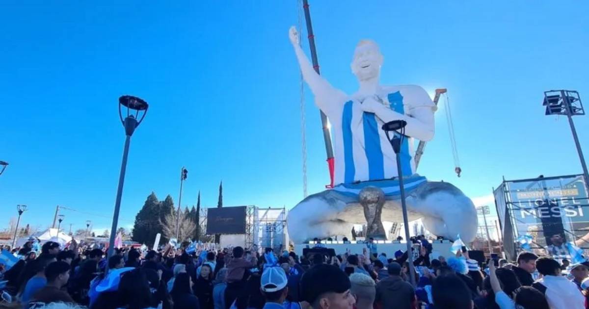 ¿La más grande del mundo?: Cutral Co inauguró un monumento gigante a Lionel Messi de 26 metros | El Dia