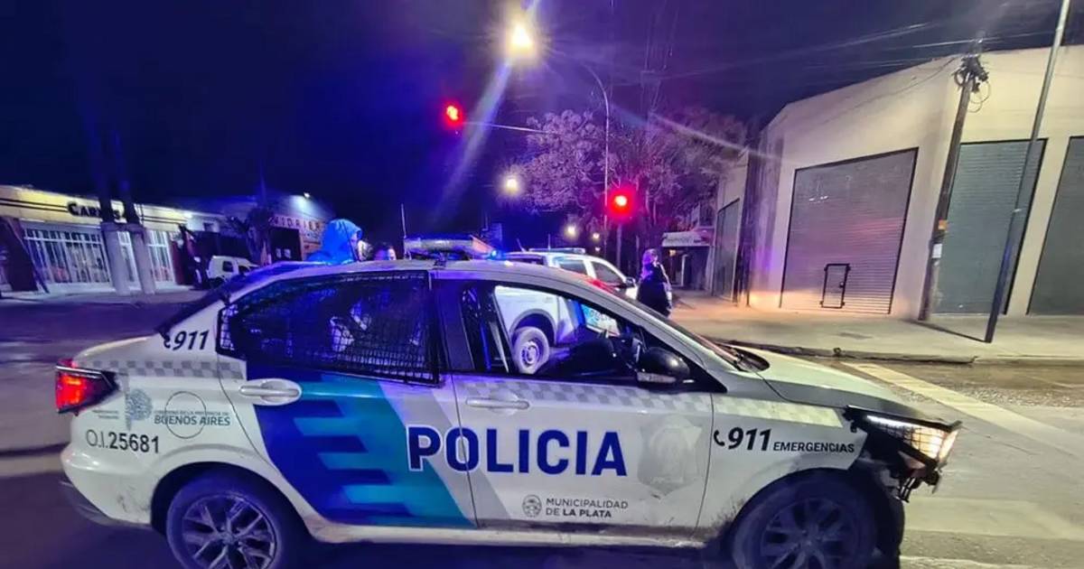 Motociclista huyó a alta velocidad en La Plata, chocó a un patrullero y terminó detenido | El Dia