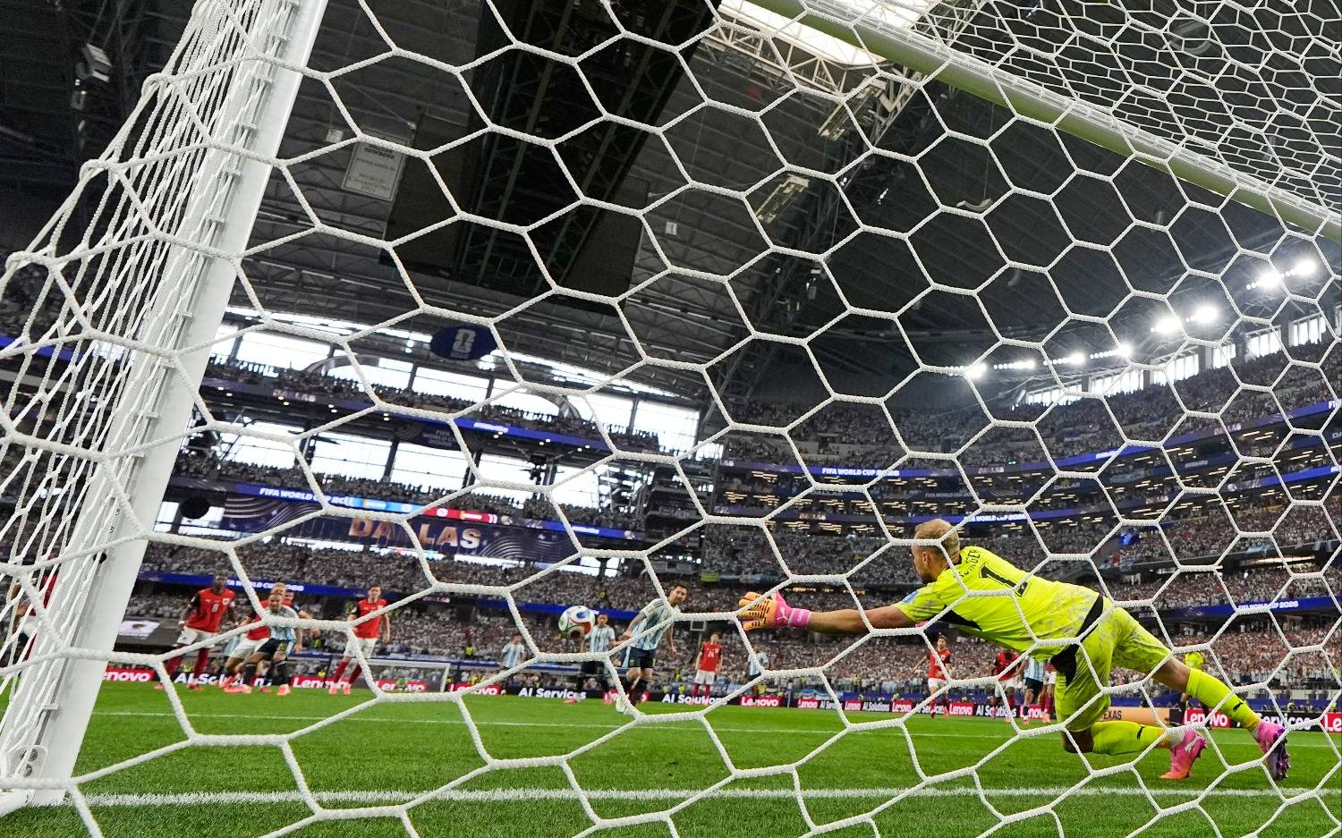 ¡Vamos Argentina! Messi anotó un doblete para que la selección derrote 2-0 a Austria y clasifique a los 16avos
