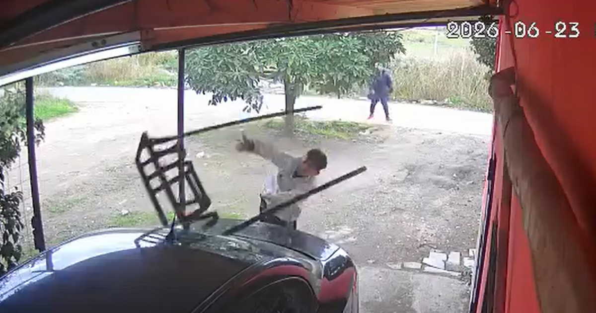 En La Plata, destrozaron un auto y el frente de una vivienda a piedrazos tras un conflicto familiar | El Dia