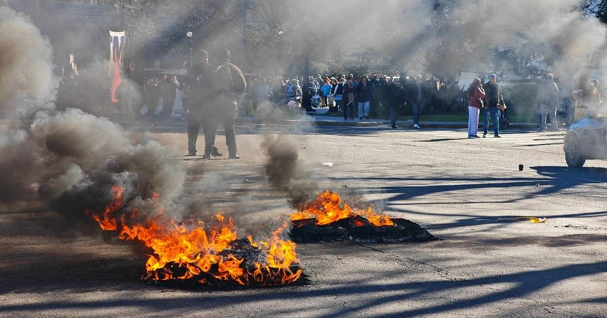 Incidentes con cooperativistas: rompieron vidrios de la Municipalidad | El Dia