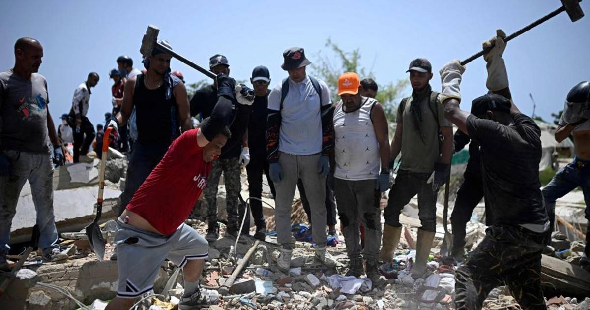 Con sus propias manos: los venezolanos buscan a sus familiares entre los escombros | El Dia