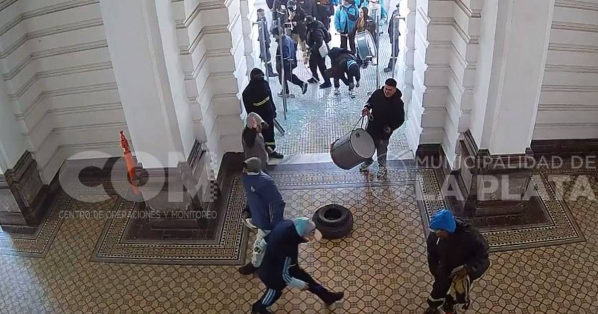 VIDEO. Desde adentro, las imágenes de los disturbios y el fuego en el Palacio Municipal de La Plata | El Dia