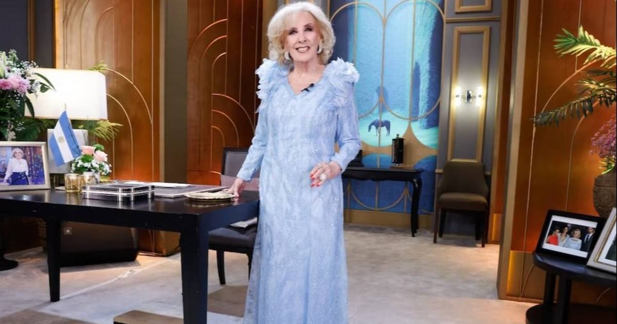El guiño mundialista de Mirtha Legrand: el vestido celeste con el que alentó a la Scaloneta | El Dia
