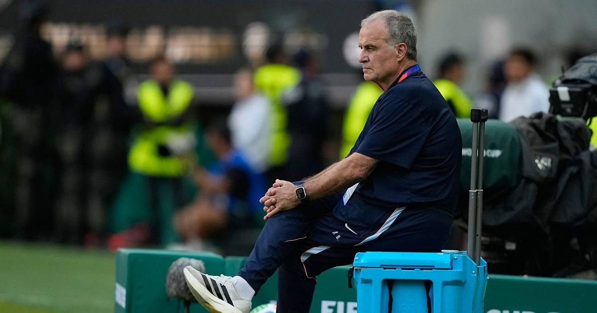 Me dejaron solo: la dura frase de Bielsa para los referentes de Uruguay tras la eliminación del Mundial | El Dia