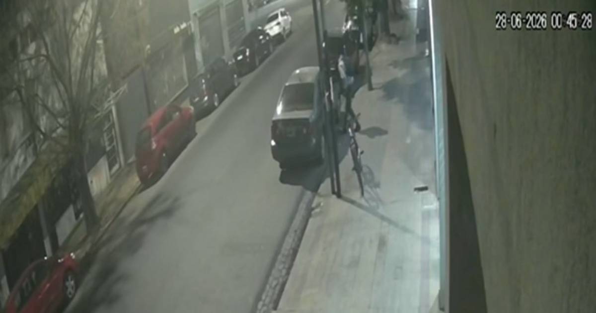 Mientras jugaba Argentina: rompió la ventanilla de un auto en 2 y 44, no encontró qué robar y escapó en bicicleta | El Dia