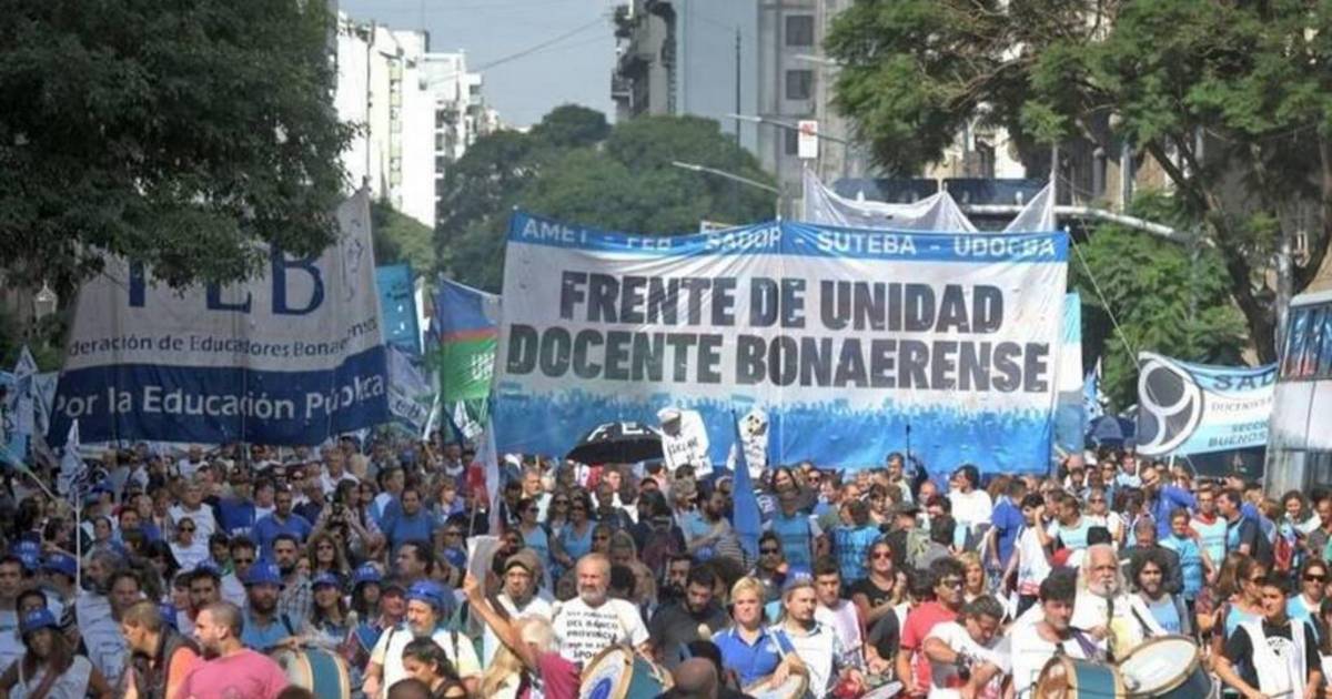 The Silver - 124; Stop the teachers, for wages and security - 124; El Dia