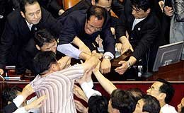 Escándalo, con gritos y peleas, en Parlamento de Corea del Sur