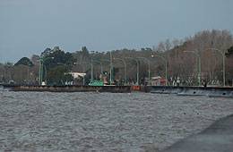 Susto en Punta Lara ante la
crecida de río por sudestada