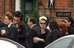 Con un funeral privado, 
despidieron a Amy Winehouse