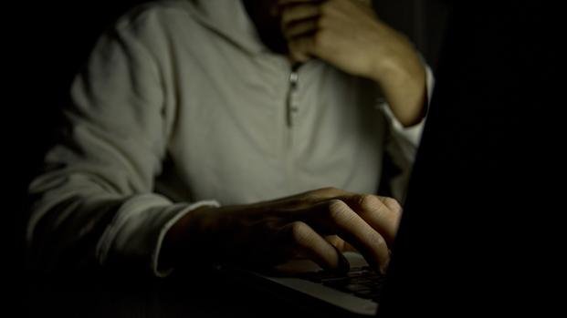 Arresto domiciliario para un acusado de armar sitios web de prostitución