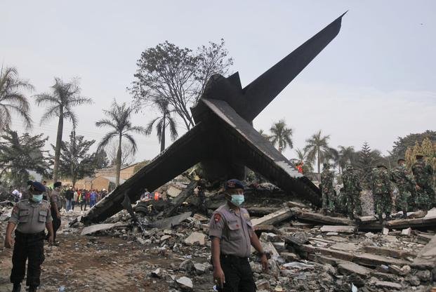Son más de 140 los muertos por avión que se estrelló en Indonesia