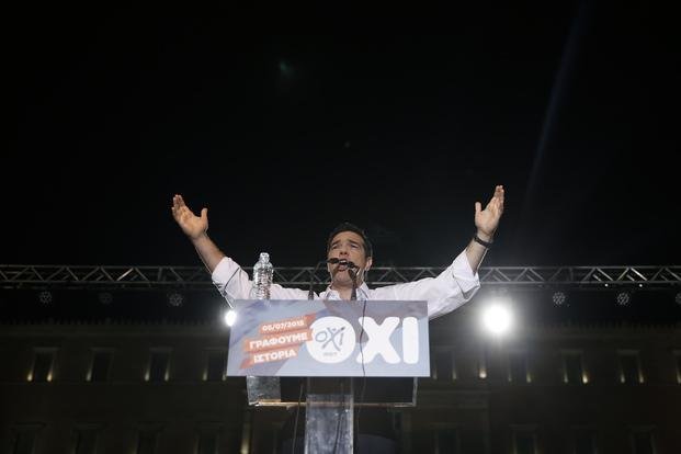 Grecia enfrenta el plebiscito con la sociedad muy dividida