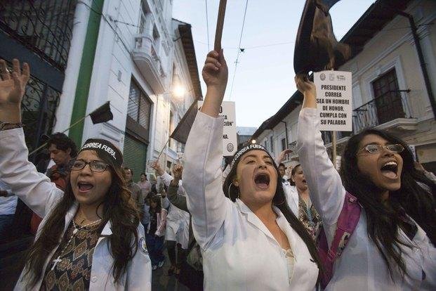 En medio de protestas, el Papa llega a Ecuador