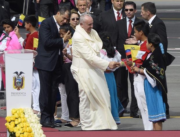 El Papa llegó a Ecuador y llamó a fomentar el diálogo sin exclusiones