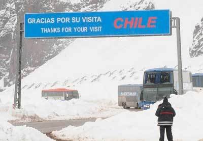 Unos 3 mil argentinos no pueden salir de Chile por cierre del Cristo Redentor