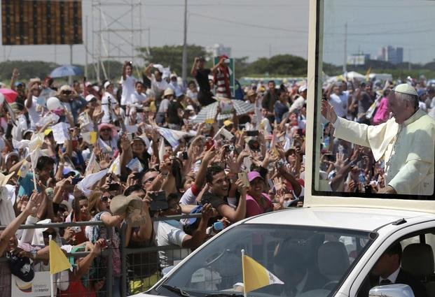 Frente a una multitud en Ecuador, el Papa defendió el amor en la familia