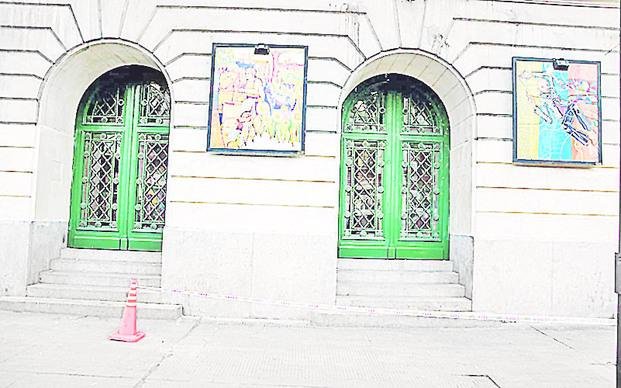 Con hidroarenado y pintura recuperaron  la manzana del ministerio de Economía