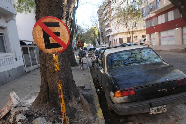 Intiman a los que reservan espacios de estacionamiento sin autorización
