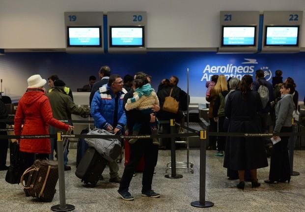 Vuelos cancelados: piden sanciones para Aerolíneas por dejar 15 mil pasajeros “a pie”